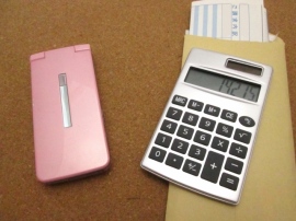 総務省が発表した「電気通信サービスに係る内外価格差調査」によって、日本の携帯料金が世界的に見て高額で高止まりが続いていることが明らかになった。サービスの質を維持したままでどのくらいの引き下げが実現できるのが注目していきたい。 総務省が発表した「電気通信サービスに係る内外価格差調査」によって、日本の携帯料金が世界的に見て高額で高止まりが続いていることが明らかになった。サービスの質を維持したままでどのくらいの引き下げが実現できるのが注目していきたい。