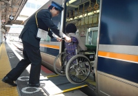 車いす利用者を介助する駅員。介助なしで乗降できる装置の開発を目指す（写真：ナインシグマ・アジアパシフィックの発表資料より）