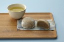 「からだにえいたろう」ほうじ茶ラテ餡大福1個(写真:高島屋の発表資料より) 「からだにえいたろう」ほうじ茶ラテ餡大福1個(写真:高島屋の発表資料より)