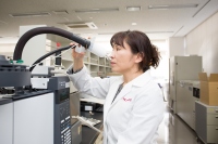 皮膚ガスの成分を分析する研究員（写真：資生堂の発表資料より）