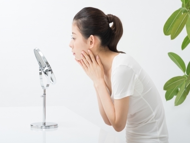 9月、10月は夏の刺激で肌が疲れている。その上にさらに乾燥が重なることで、カサカサ、ゴワゴワ、粉をふいたような「秋枯れ肌」に……。