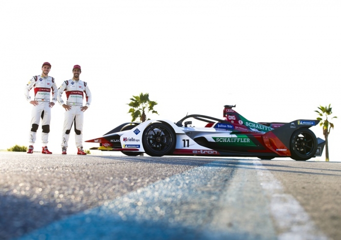Audi e-tron FE05とダニエル・アプトとルーカス・ディグラッシ（画像: アウディジャパンの発表資料より）