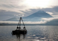 本栖湖に浮かぶ掘削プラットフォーム。（画像:東京大学発表資料より）