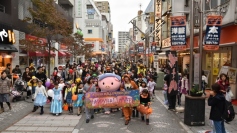 昨年の仮装パレードの様子。(画像: 小田急電鉄の発表資料より)