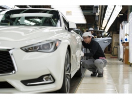日産自動車栃木工場のラインを流れる輸出ブランド車のインフィニティQ60クーペ