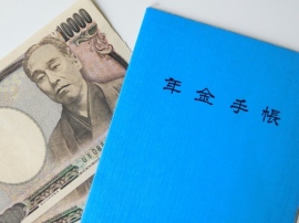 公的年金への不安が高まっていることを受けて、私的年金が広がりを見せている。自分で自分の老後を作り上げる時代が始まったのかもしれない。