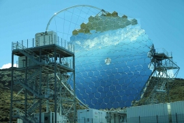 ラパルマ島に完成したCTA望遠鏡1号基（写真：東京大宇宙線研究所の発表資料より）