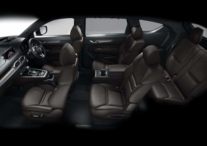 「XD L Package」ディープレッド内装