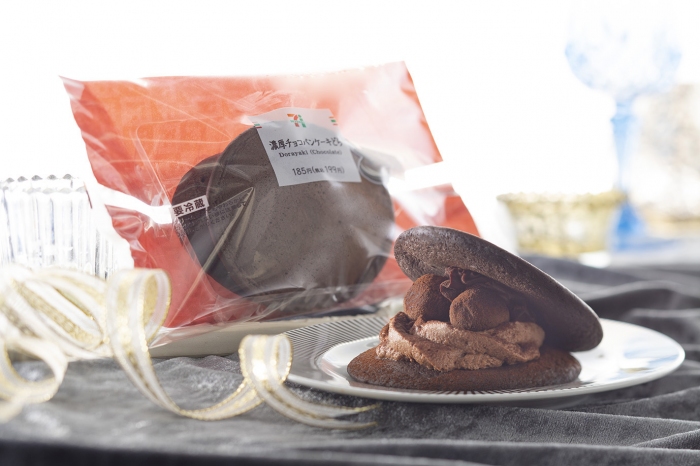 「濃厚チョコパンケーキどら」（写真：セブンイレブンの発表資料より）