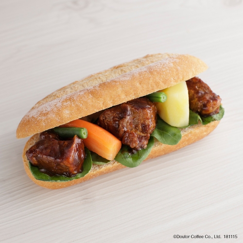 「牛肉のデミグラスソース ～赤ワイン仕立て～ 」（写真：ドトールコーヒーの発表資料より）