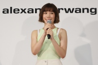 女優・仲里依紗さんが登場　ユニクロ×アレキサンダーワンのアイテムを披露