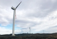 実証運転を開始した風力発電機。マイナス30度以下での運転が可能、各300kW、3基。（画像:新エネルギー・産業技術総合開発機構発表資料より）