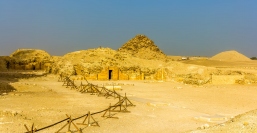 サッカラのピラミッドと墓。