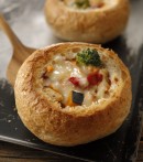 「ブレッドグラタン チキントマトソイクリーム」(写真:スターバックスの発表資料より) 「ブレッドグラタン チキントマトソイクリーム」(写真:スターバックスの発表資料より)