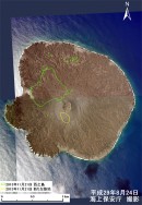 西之島の大きさは東西約2,160ｍ、南北約1,920ｍで、面積は2.96 平方kmとなった（2017/8/24海上保安庁）。東京ドームの62倍である。（c）海上保安庁