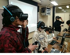 障がいＶＲ体験の様子（写真: 富士通の発表資料より）