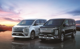 新型「デリカD:5」(右)と「デリカD:5 URBAN GEAR」(画像: 三菱自動車工業の発表資料より) 新型「デリカD:5」(右)と「デリカD:5 URBAN GEAR」(画像: 三菱自動車工業の発表資料より)