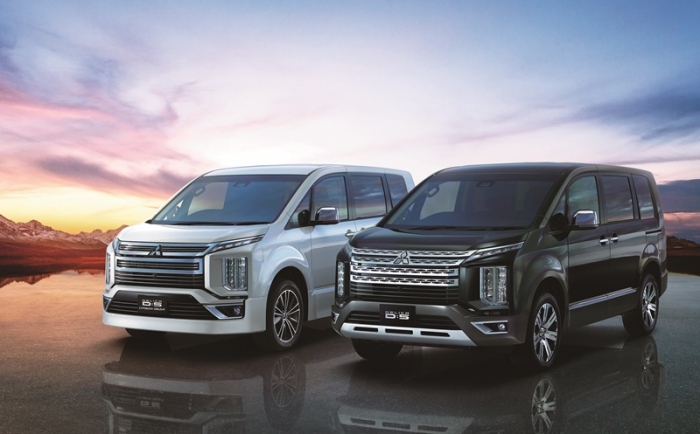 新型「デリカD:5」(右)と「デリカD:5 URBAN GEAR」(画像: 三菱自動車工業の発表資料より)