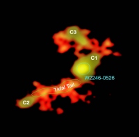 アルマ望遠鏡から撮像されたW2246-0526と、物質を吸収される3つの小銀河 (c) T. Diaz-Santos et al.; N. Lira; ALMA (ESO/NAOJ/NRAO)