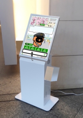 実証実験で東京駅構内に設置されるAIサイネージ(写真:凸版印刷の発表資料より) 実証実験で東京駅構内に設置されるAIサイネージ(写真:凸版印刷の発表資料より)