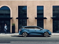 新デザイン18インチアロイホイールなどを装備した限定車「ルノー・メガーヌ・スポーツ・ツアラー・アニヴェルセル」、価格312.9万円