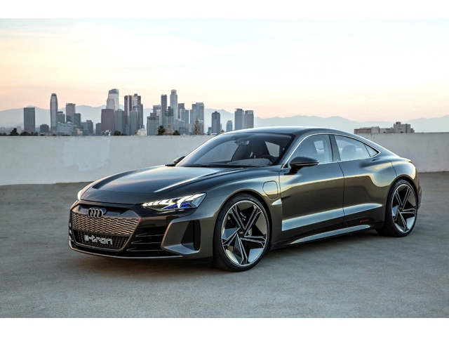 ロサンゼルスモーターショー2018でアウディが発表した全長×全幅×全高4960×1960×1380mmの軽量なEVの4ドアクーペ「Audi e-tron GT concept」