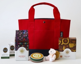 「3,000円 オリジナルトートバッグ （レッド/ベージュ） 」（写真：タリーズコーヒージャパンの発表資料より）