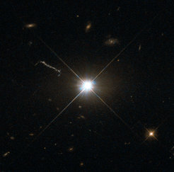 ハッブル宇宙望遠鏡の観測によるクエーサー「3C 273」のイメージ。（c）ESA/Hubble & NASA