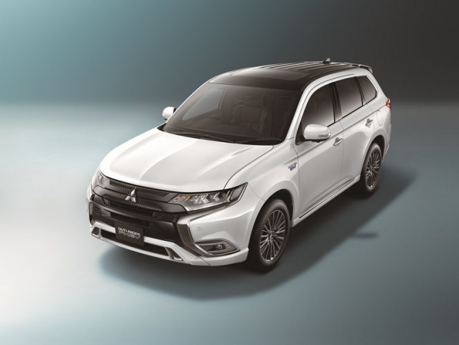 アウトランダーPHEV（画像: 三菱自動車工業の発表資料より）