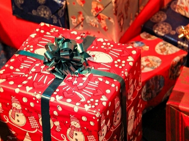 コズレが子育て中のクリスマス・プレゼントについて調査。配偶者からもらった割合は、子どもが「生まれる前」79%、「生まれた後」45%。もらいたいプレゼントは「洋服類」「絵本」「積み木等」。
