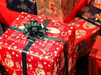 コズレが子育て中のクリスマス・プレゼントについて調査。配偶者からもらった割合は、子どもが「生まれる前」79%、「生まれた後」45%。もらいたいプレゼントは「洋服類」「絵本」「積み木等」。