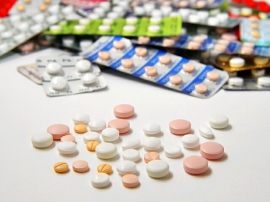 富士経済が中枢神経薬品市場の調査結果を公表。ADHD治療剤に伸が見られるものの認知症治療剤などでジェネリックへの切り替えが進み縮小と予測。今年の市場は6866億円、前年比98%の見込み。