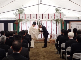 ヨコレイ（横浜冷凍）＜２８７４＞（東１）は、１２月３日に「つくば物流センター８仮称）」の起工式を開催した。