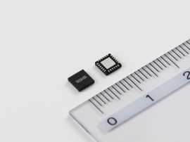 「モノづくり日本会議共同議長賞」を受賞したロームの「超高速パルス制御技術「Nano Pulse Control」搭載　電源IC」。わずか数ミリのこの部品が、日本の未来を支えるかもしれない