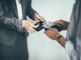 ランスタッドが「年末年始の挨拶まわりに関する調査」を実施。必要であると答えた者の割合は22%、43%は不要と回答。世代別には20代男性が24%と最も多く、職種別では営業職が43%と最も高い。 ランスタッドが「年末年始の挨拶まわりに関する調査」を実施。必要であると答えた者の割合は22%、43%は不要と回答。世代別には20代男性が24%と最も多く、職種別では営業職が43%と最も高い。