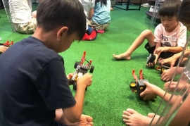 シンガポールのロボット教室で行われた体験会(写真:ヒューマンホールディングスの発表資料より) シンガポールのロボット教室で行われた体験会(写真:ヒューマンホールディングスの発表資料より)
