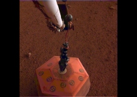 NASAの探査機「インサイト」は、2018年12月19日に「地震計」を火星に設置した。宇宙船が「地震計」を別の惑星の表面にロボットで設置したのは今回が初めて。（C）NASA / JPL-Caltech