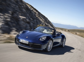 新型ポルシェ911カブリオレ。そのソフトトップは50km/h以下の速度であれば走行中でも開閉が可能で、新しい油圧装置を採用したことでルーフを開く際の所要時間が約12秒になった 新型ポルシェ911カブリオレ。そのソフトトップは50km/h以下の速度であれば走行中でも開閉が可能で、新しい油圧装置を採用したことでルーフを開く際の所要時間が約12秒になった