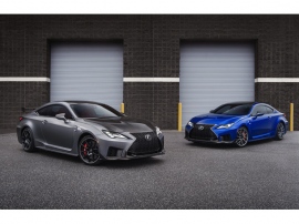 ハイパフォーマンス・クーペ「RC」のマイナーチェンジで新たに設定した“F”の進化を象徴する高性能バージョン「RC F“Performance package”」(写真左)、右はノーマルの「RC F」 ハイパフォーマンス・クーペ「RC」のマイナーチェンジで新たに設定した“F”の進化を象徴する高性能バージョン「RC F“Performance package”」(写真左)、右はノーマルの「RC F」