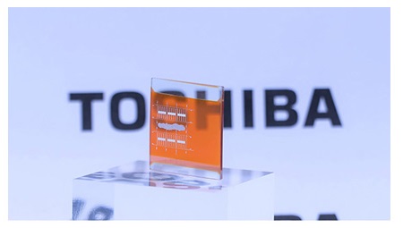 開発された透明亜酸化銅太陽電池：25mm角セル（東芝発表資料より）