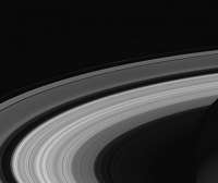 土星探査機カッシーニが撮影した土星のC環。土星の自転周期を推定するカギとなる。 （c） NASA/JPL-Caltech/Space Science Institute