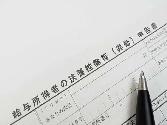 ソフトブレーン・フィールドが「配偶者控除150万円」に関し実態調査。制度の認知度は61%。「年収103万円以内で調整」が51%で最多。「150万円以内」は1.7%のみ。社保制度の改革無ければ効果無し。