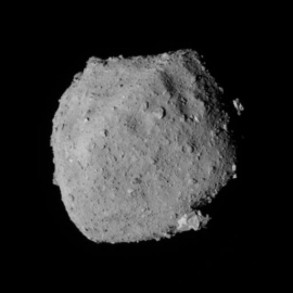 はやぶさ2が着陸するリュウグウ。2018年8月に撮影。(c) JAXA、東大など