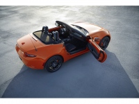 RAYS社と共同開発した鍛造アルミホイール「RAYS ZE40 RS30」などを装備するマツダ・ロードスター誕生30周年記念車、世界3000台限定発売