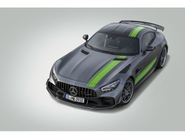 4リッターV型8気筒ツインターボ、最高出力585ps/6250rom、700Nm/2100-5500rpmを搭載したAMG GT Rをベースに開発したほとんどレーシングモデルの「AMG GT R PRO」。限定20台で、価格2900.0万円 4リッターV型8気筒ツインターボ、最高出力585ps/6250rom、700Nm/2100-5500rpmを搭載したAMG GT Rをベースに開発したほとんどレーシングモデルの「AMG GT R PRO」。限定20台で、価格2900.0万円