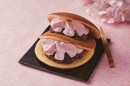 「スプーンで食べる春薫る桜生どら焼」（写真：ローソンの発表資料より）