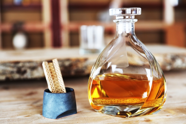 ミズナラエイジングスティックスと熟成中のブランデー