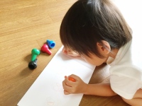 子どもの貧困は普段目に見えにくいだけに深刻である。経済的な困窮により十分な教育を受けられなかったり部活動や習い事を経験できなかったりするなどの問題は、次の世代にも影響を与える。負の連鎖を断ち切るためには貧困問題に対する意識をもつことが求められる。