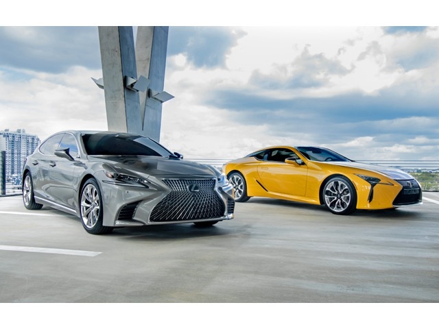 レクサス車が1989年に米国でスタートし、昨年2018年で累計販売1000万台を超えた。写真は現行の最上級セダン「LS」とスポーツクーペ「LC」