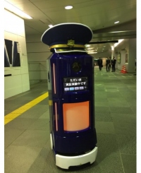 トランザス＜６６９６＞（東マ）は２６日、東京都が実施する「都営地下鉄施設内における案内・警備ロボット実証実験」において、トランザスの「ＴＲＡ－ＤｅＣＡ(トラデカ)」の実証実験を行うと発表した。